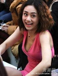 娱乐圈女星内衣滑落,尴尬瞬间引发热议