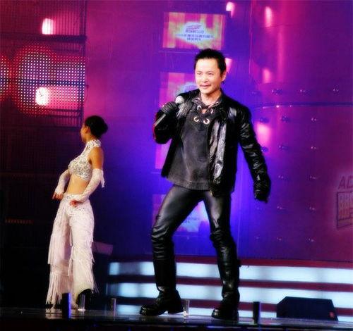 歌唱演员周峰老婆,歌唱巨星周峰的幸福家庭生活